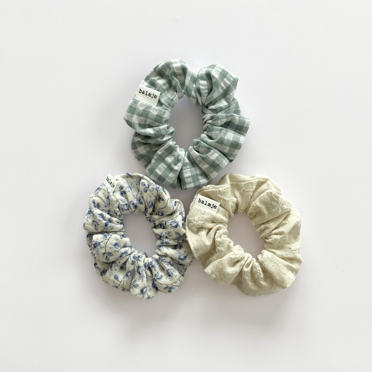 15_2.Tris-Mini-Scrunchies-ecru_vichy-verde-salvia_fiori-blu-balmje Set Mini Scrunchies ecru vichy verde salvia fiori blu balmje